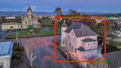 The Pinc Lady Mansion