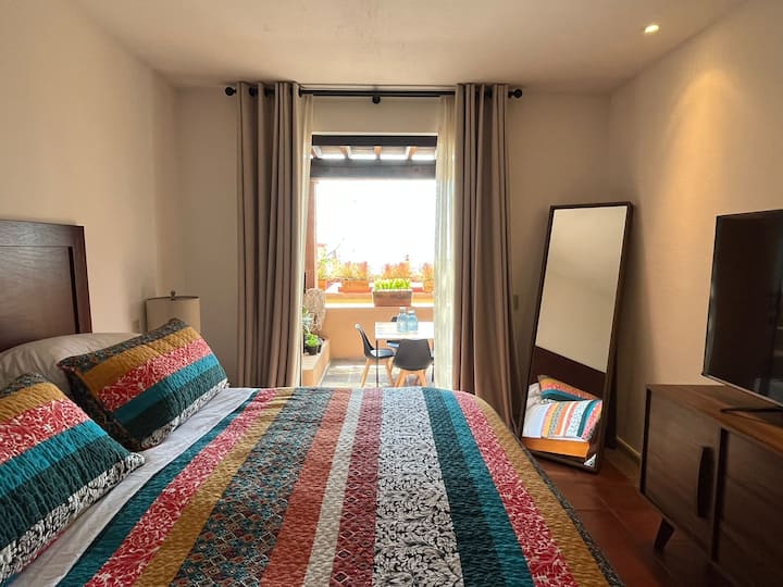 Habitación Principal
Además de todo lo descrito en la imagen anterior, 
Cortinas Blackout
6 Almohadas
Caja fuerte
2 Burós
2 Lámparas con conectores USB para que cargues tus dispositivos
1 espejo de cuerpo completo