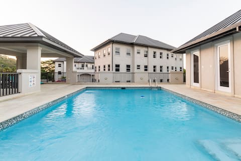 New Peaceful Oasis 2 bedrooms centrally located !
