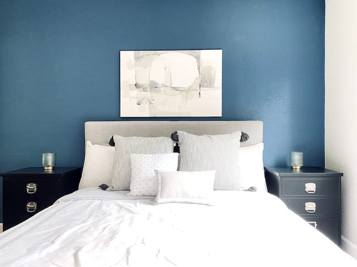 #3 habitación con una cama tamaño queen.