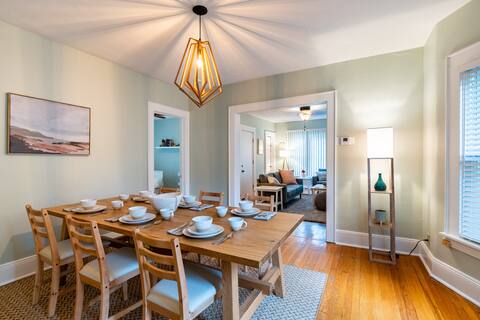 Gracious 6 Bedroom Contemporary Duplex!