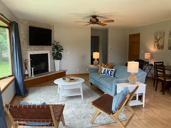 Beautiful 3 Bed .5 Mile From Lake - Lake Geneva, WI