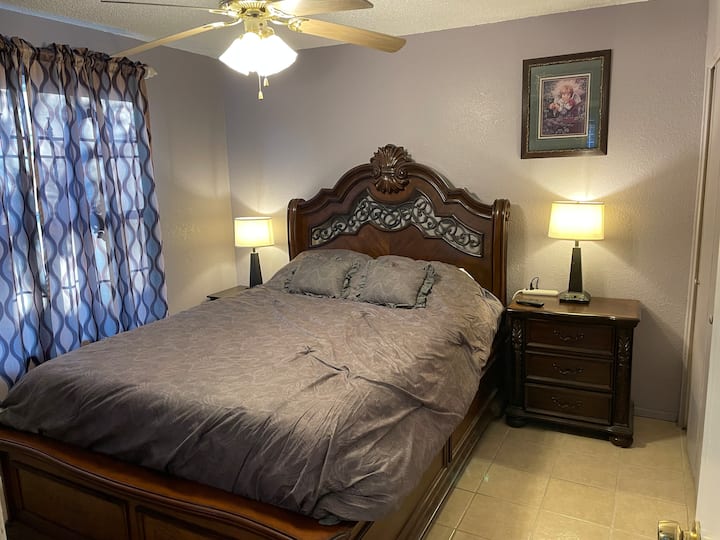 غرفة النوم الثانية - تتضمن سريرًا بمقاس كبير