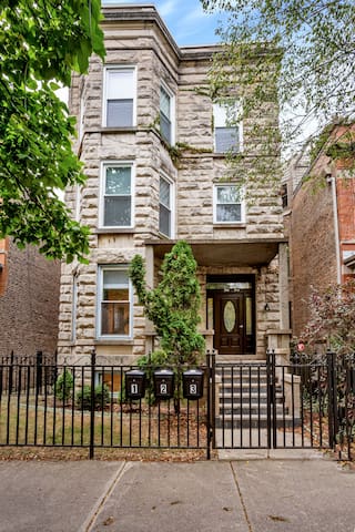 2-story condo / 3-Minute walk to Wrigley Field gallery image 2