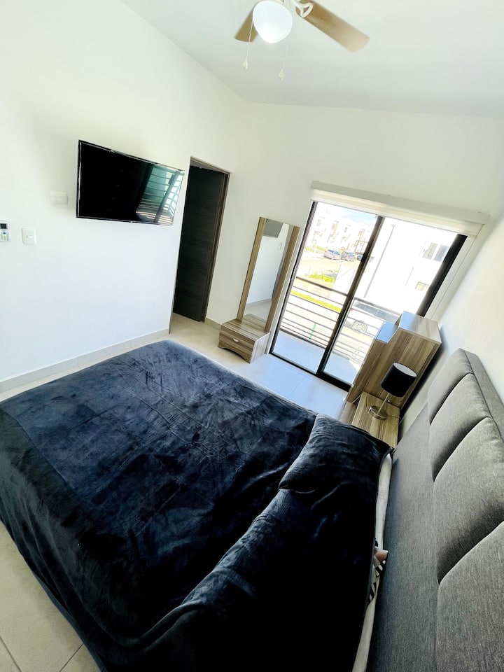 Recamara Principal con TV con  walking closet  y baño completo 