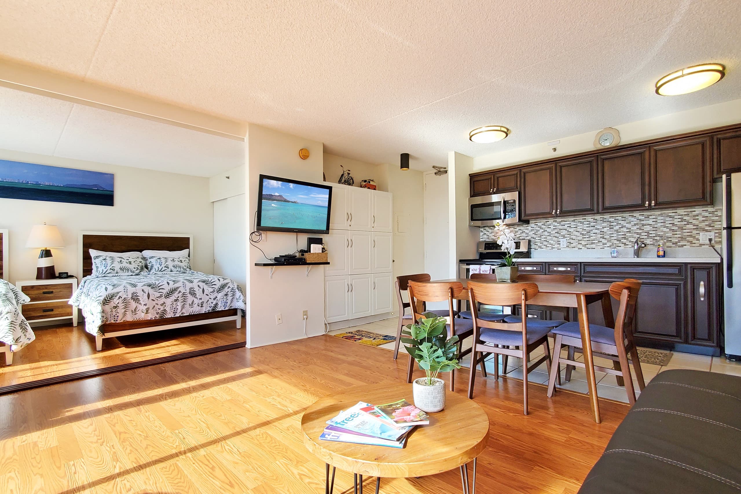 Condo in Honolulu · ★4.85 · 1 bedroom · 3 beds · 1 private bath - Image 2
