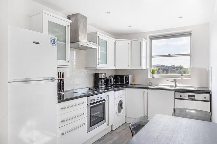 Superb penthouse with 2 bathrooms and roof terrace gallery image 2