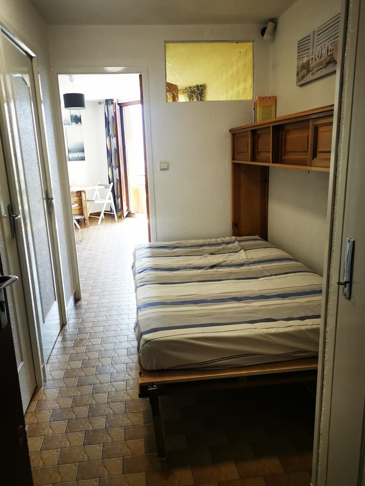 priestor na spanie pri vstupe - otvorená poloha 120 lôžok