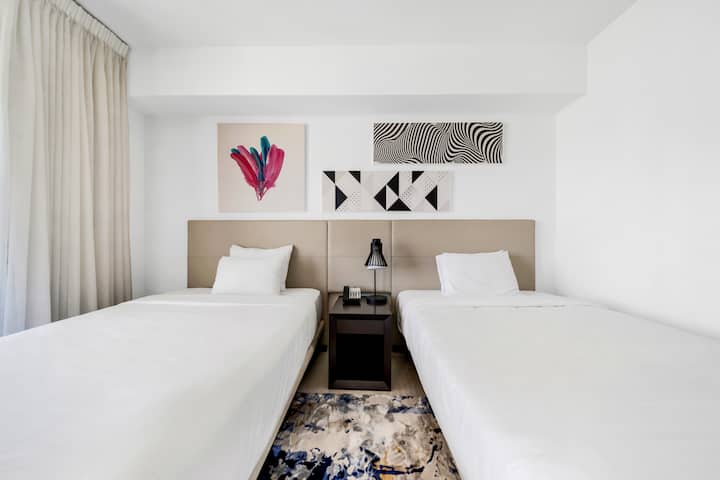 Въведете се във втората спалня, която разполага с две двойни легла, дрешник и самостоятелна баня, с директен достъп до балкона за чист въздух и гледки.