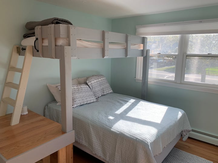 Kitanda cha ghorofa kilicho na kitanda cha ukubwa kamili chini na ghorofa mbili juu