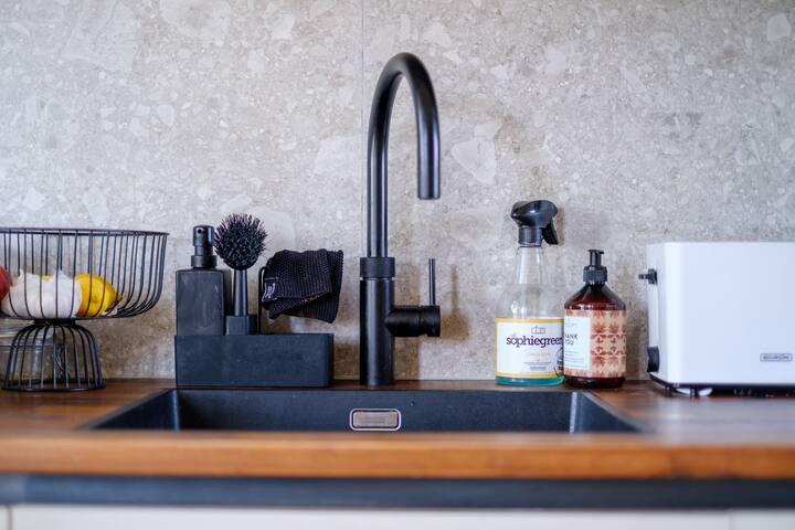 Sunny 2 Bd Apartment in the ❤️ of the Jordaan gallery image 3