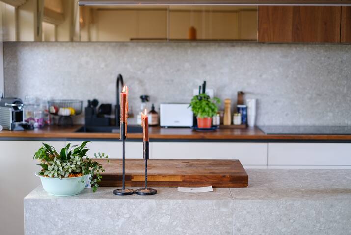 Sunny 2 Bd Apartment in the ❤️ of the Jordaan gallery image 2