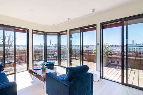 Huge terrace facing the Eiffel tower. Unique!