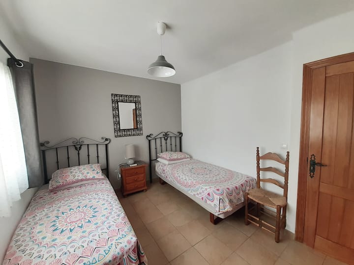 בחדר השינה הזוגי יש גם מגוון ארונות בגדים ומיזוג אוויר. ניתן להציע את המיטות כסופר קינג סייז זוגיות, אם אתם מעדיפים.