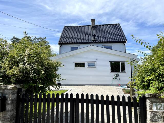 Trivelig enebolig med stor hage nær sentrum gallery image 2