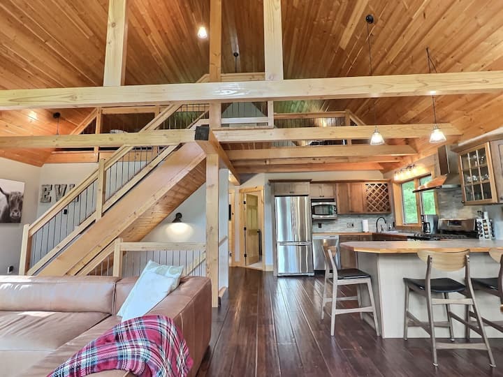 The Pines on Maples Chalet, Hot Tub, Fire Pit! Chalets for Rent in