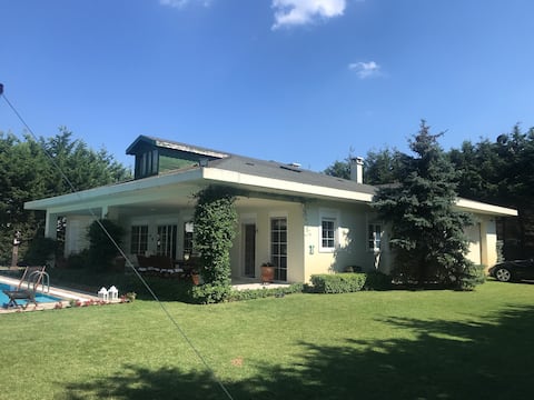 Silivri'de Havuzlu Lüks 4+1 Villa (Özel Bahçeli)
