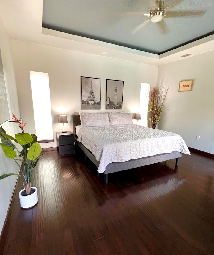 dormitorio principal con cama tamaño king y un televisor inteligente