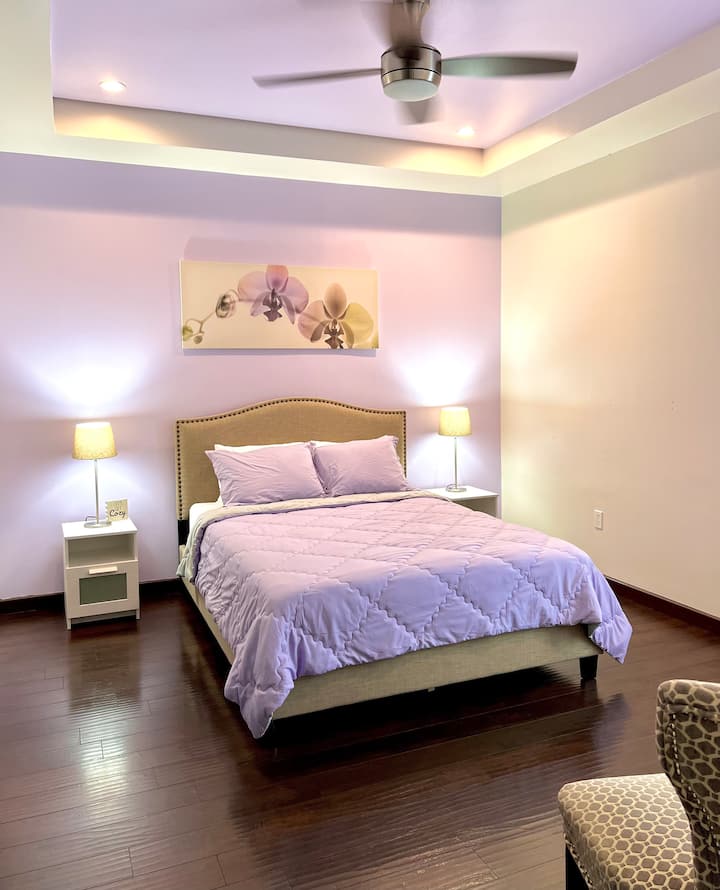 dormitorio 2 con cama tamaño Queen.