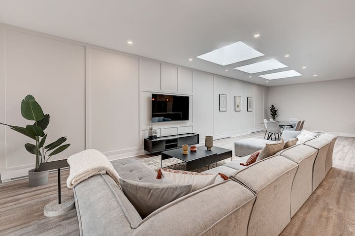 HUGE 1376 SQFT apt with rooftop – Plaza St-Hubert