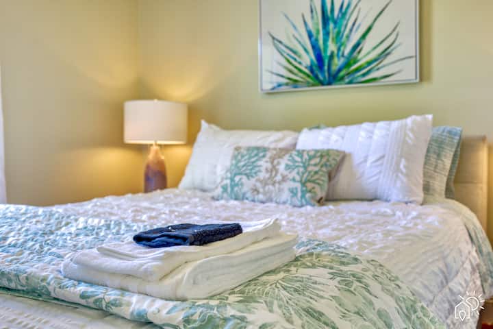 Encantador dormitorio de invitados con todas las comodidades de una casa y una decoración elegante