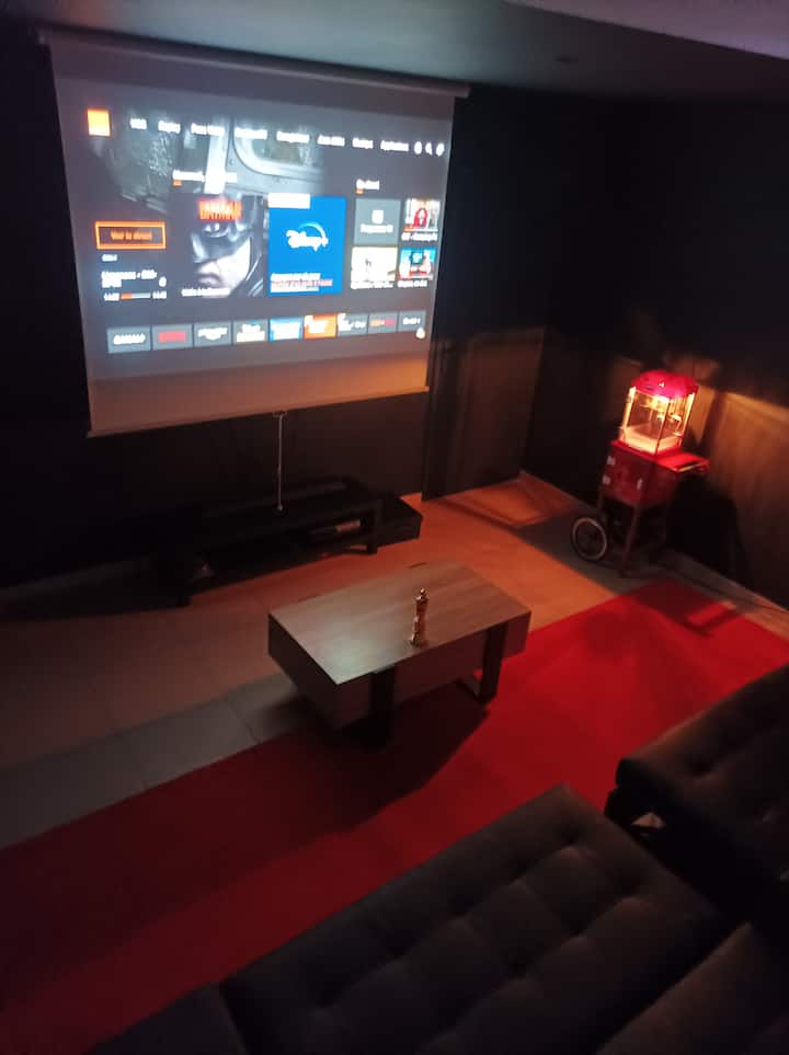 Priestor na premietanie videa s výrobcom popcornu a Netflixom. 