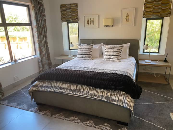 Queen Bed. Airconditioning and ceiling fan . Ensuite bathroom with shower. inbuilt safe.