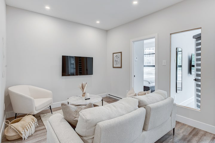 Stylish 2br - With Rooftop Terrace Plaza St-hubert - Montreal