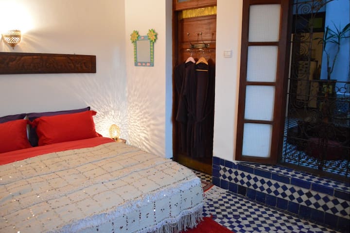 CHAMBRE TAGORE SPAVAĆA SOBA 3  S POGLEDOM NA MEDINU I PRIVATNOM KUPAONICOM