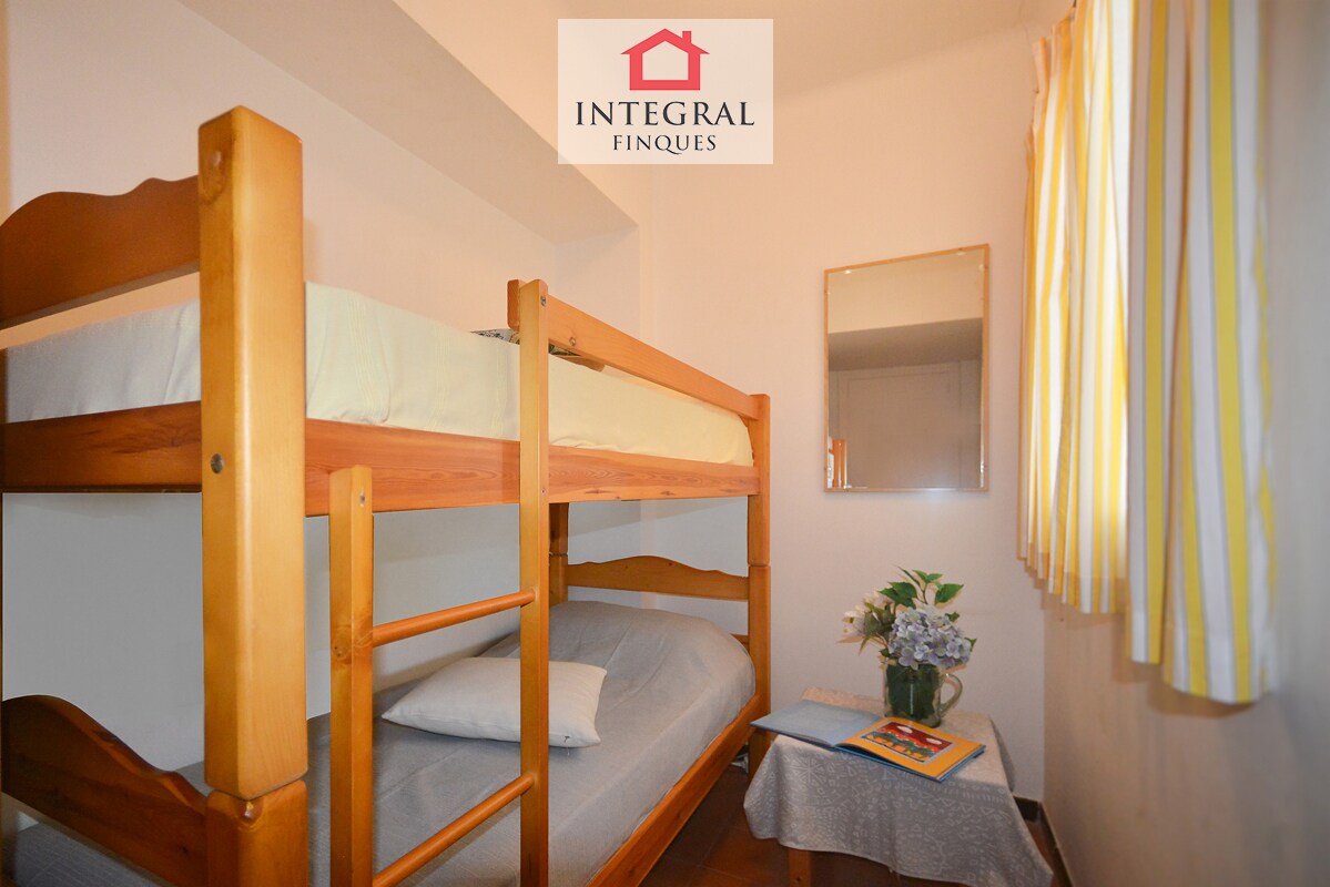 חדר שני עם מיטת קומתיים למנוחה אחרי יום שטוף שמש.