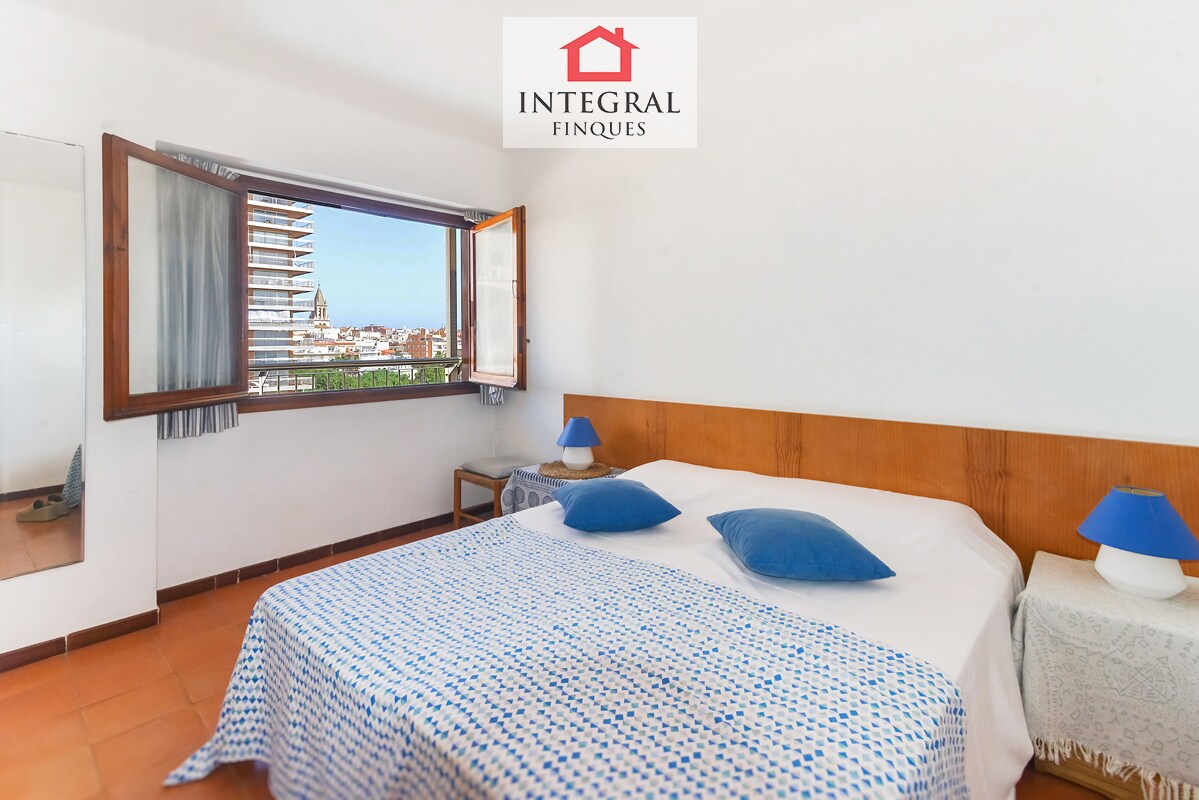 מיטה זוגית עם נוף לכנסיית פלמוס.