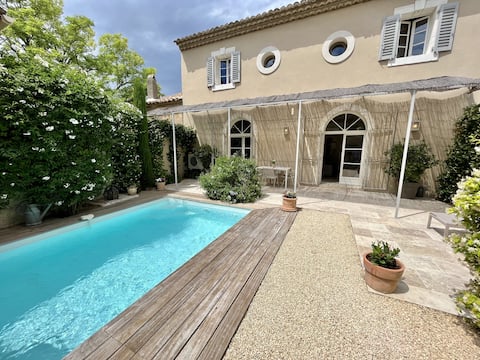 Charming cottage in the heart of the village of Maussane