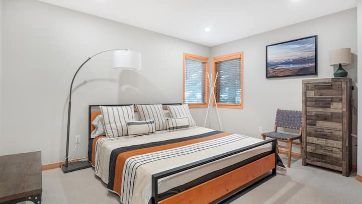 Chumba cha kulala cha King cha Ghorofa Kuu. Bafu kamili lililo karibu pia kwenye ghorofa kuu.