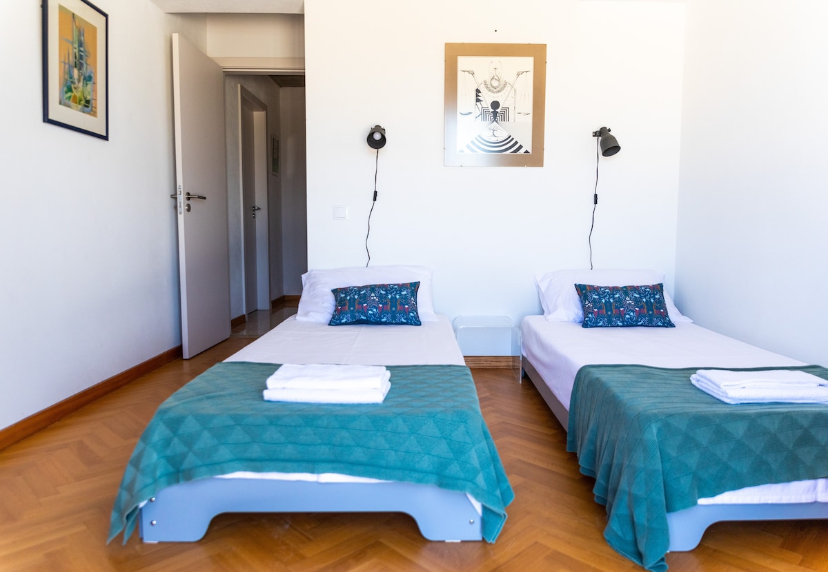 Udobni kreveti s ortopedskim madracima koji se mogu spojiti za parove.