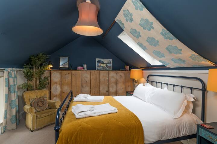 Horčičná spálňa s vlastnou kúpeľňou (vaňa a WC)