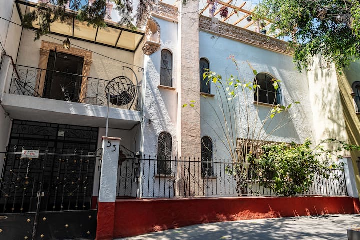 Amplia casa con hermosa arquitectura!