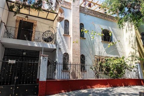 Anuncio de Airbnb popular: A spacious house with beautiful architecture! en Ciudad De México (Cdmx)