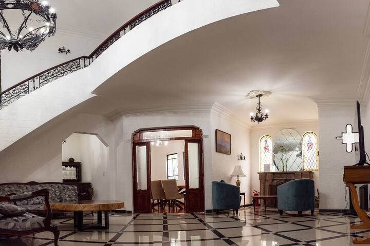 Amplia casa con hermosa arquitectura! gallery image 4