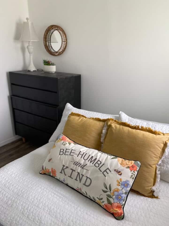 较小的卧室|全尺寸床|坚固的床垫