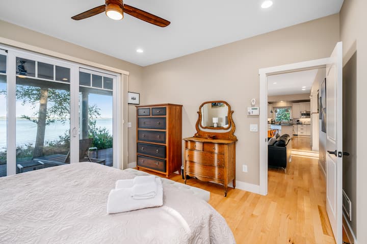 Основната спалня е свързана с всекидневната. 