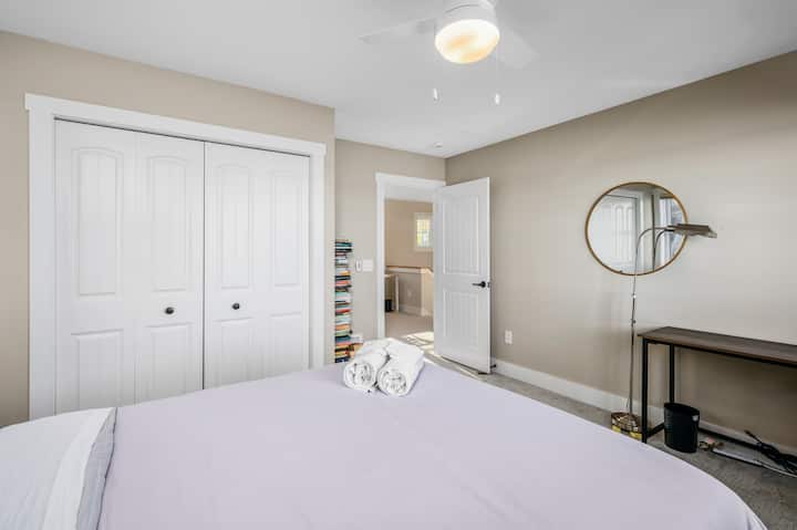 Подобно на спалня 1,  спалня 2 също има вградени гардероби и място за съхранение.