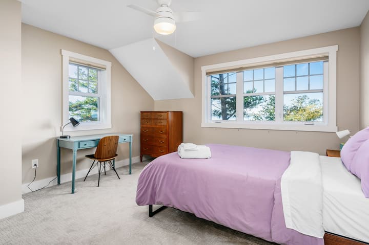 Спалня 1 се намира на горния етаж в южното крило на дома. Има вградени гардероби и достатъчно място за съхранение. 