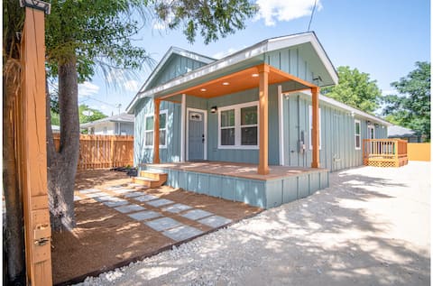 Newly Remodeled 4BR 2BA Near Amazing Downtown