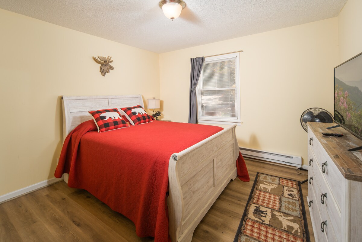 ห้องนอนควีนไซส์ที่ปลายด้านหน้าของเคบินพร้อมทีวีโรกุ