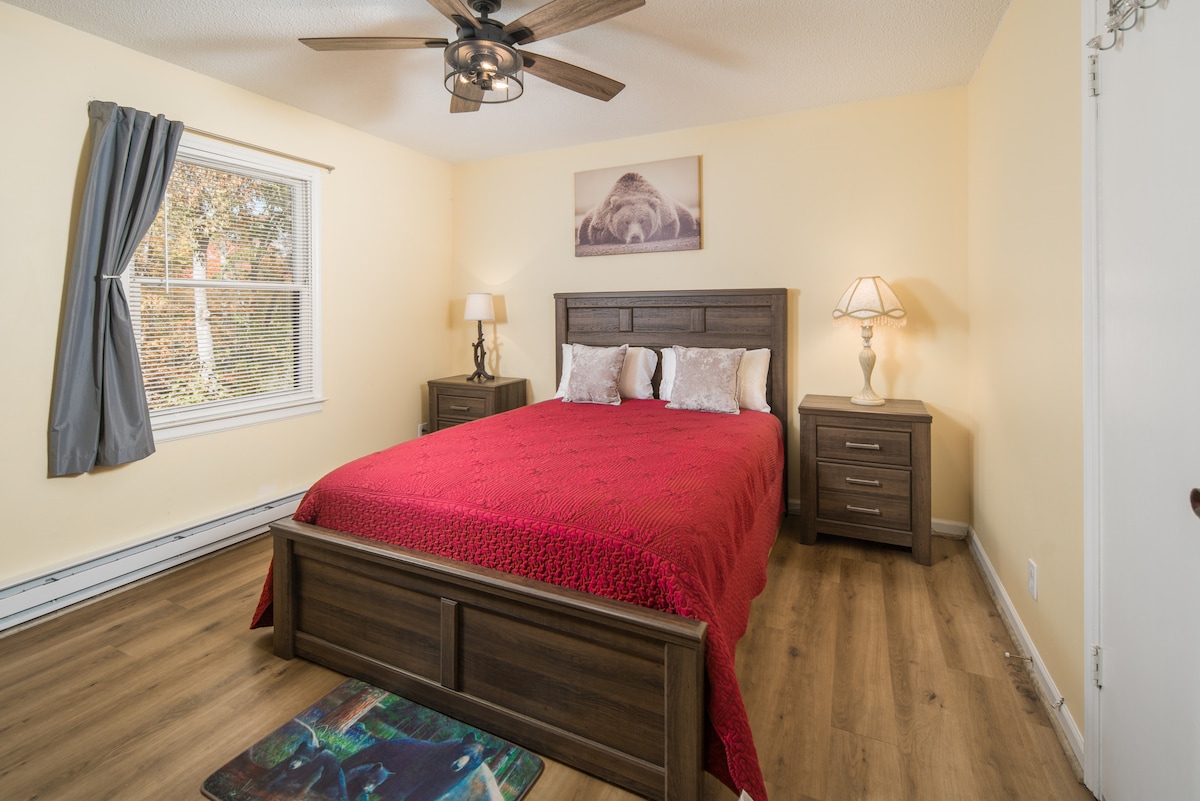 ห้องนอนควีนไซส์ที่ด้านหลังสุดของเคบินพร้อมทีวีโรกุ