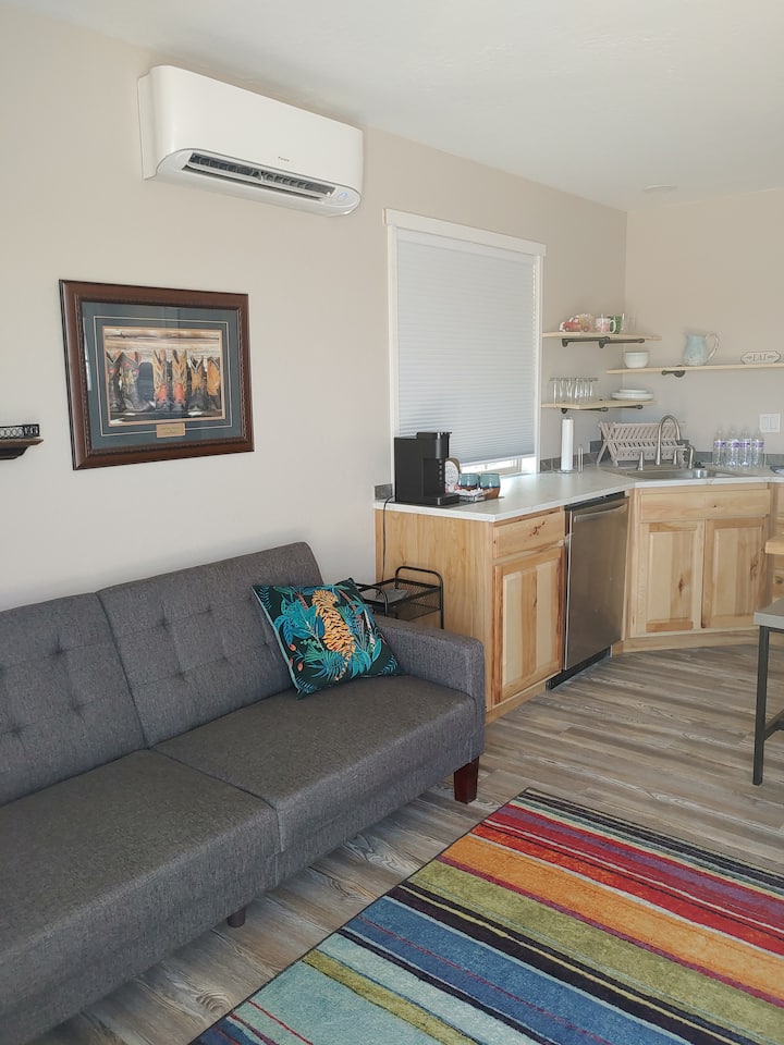 Ky divan është një palosje poshtë dhe mund të akomodojë dhe vizitor shtesë.