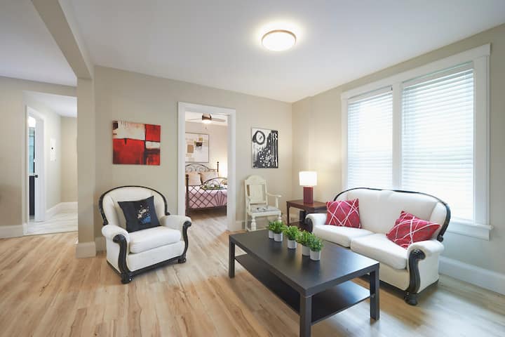 Bright 2 Bed Apt W/ Parking Near G Office And Lrt - St. Jacobs