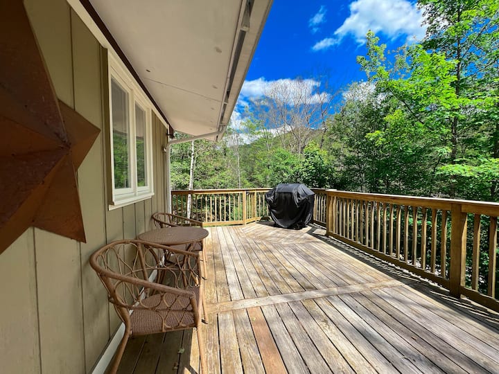 White Mountain Chalet Minutes to Hiking + Rivers Chalets for Rent in Intervale, New