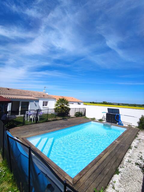 Villa with pool at the gates of La Rochelle