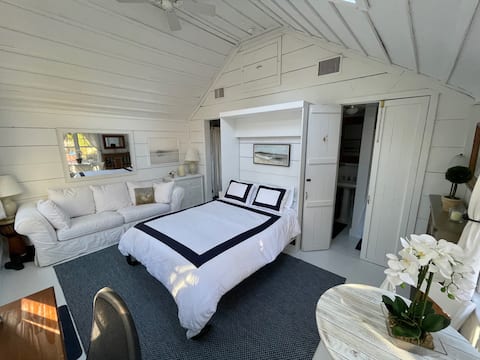 Successful Airbnb property: Romantic studio cottage; Walk to town in Sag Harbor